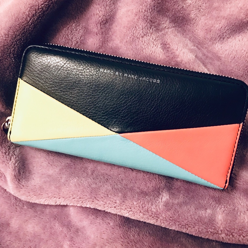 MARC JACOBS ZIP AROUND LEATHER WALLET GENTLY LOVED
